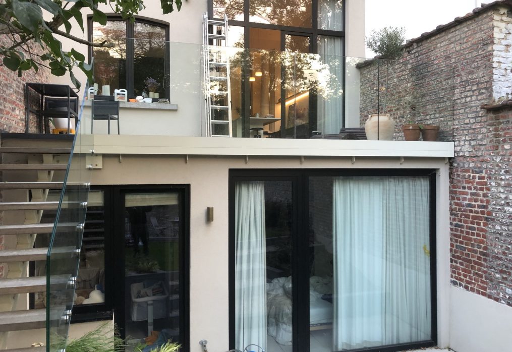 Balcoane din sticlă, vitrine, balustrade şi pereţi interiori – artă şi siguranţă