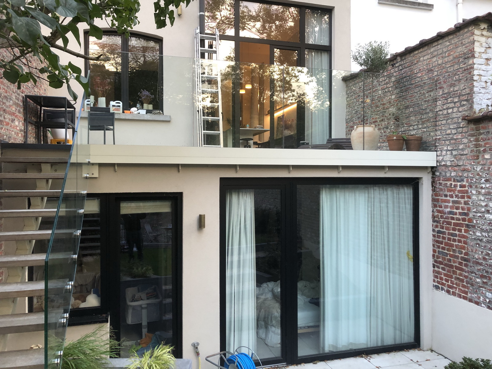 Balcoane din sticlă, vitrine, balustrade şi pereţi interiori - artă şi siguranţă