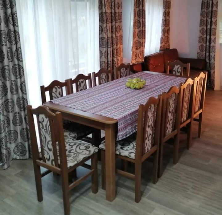 Multiple modele de scaune din lemn cu spătar disponibile online